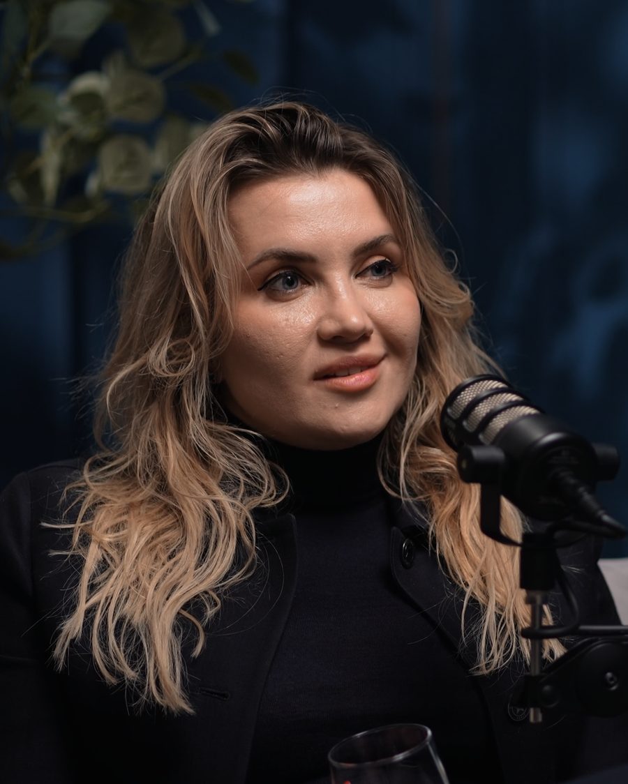 Portrét Lenky Zajícové, moderátorky Priority Podcastu